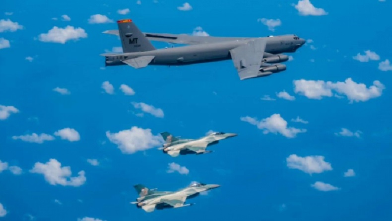 title 3 Pesawat Tempur F-16 TNI AU Kawal Pesawat Bomber AS B-52 Stratofortress 3 Pesawat Tempur F-16 TNI AU Kawal Pesawat Bomber AS B-52 Stratofortress