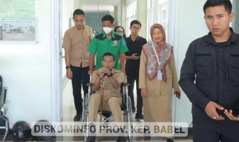 Pj Gubernur Babel Cedera usai Main Bola, Pakai Tongkat dan Kursi Roda