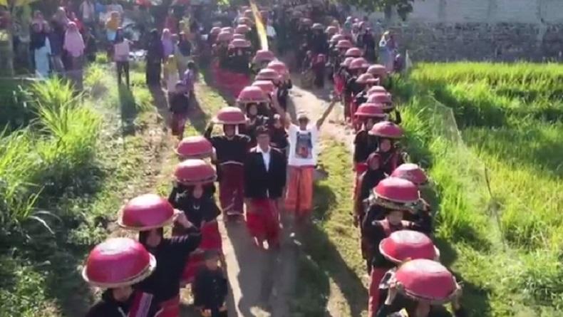 title Ritual Ngalun Aik, Tradisi Unik Suku Sasak Merayu Sumber Air Agar Tetap Mengalir Ritual Ngalun Aik, Tradisi Unik Suku Sasak Merayu Sumber Air Agar Tetap Mengalir