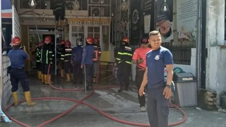 Toko Kue di Padang Kebakaran, 5 Mobil Damkar Diterjunkan Padamkan Api