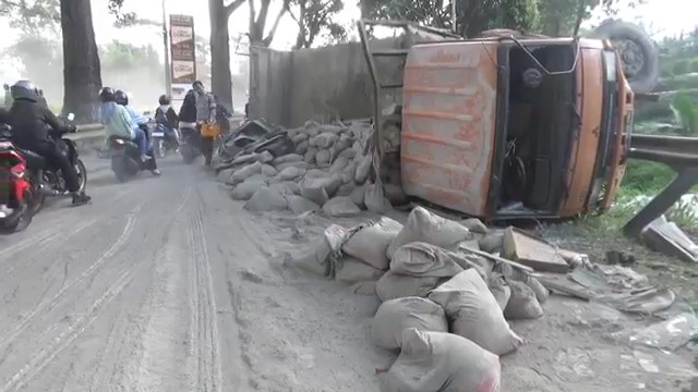 Kecelakaan di Cianjur Hari Ini, Fuso Terguling di Jalan Raya Puncak 3 Luka-luka