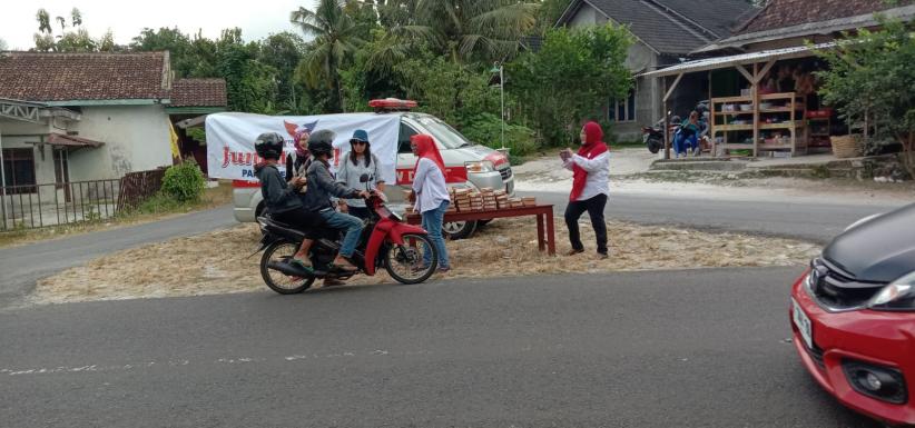 Jumat Berkah, DPD Perindo Bantul Bagikan Nasi Bungkus Kepada Warga Dlingo 