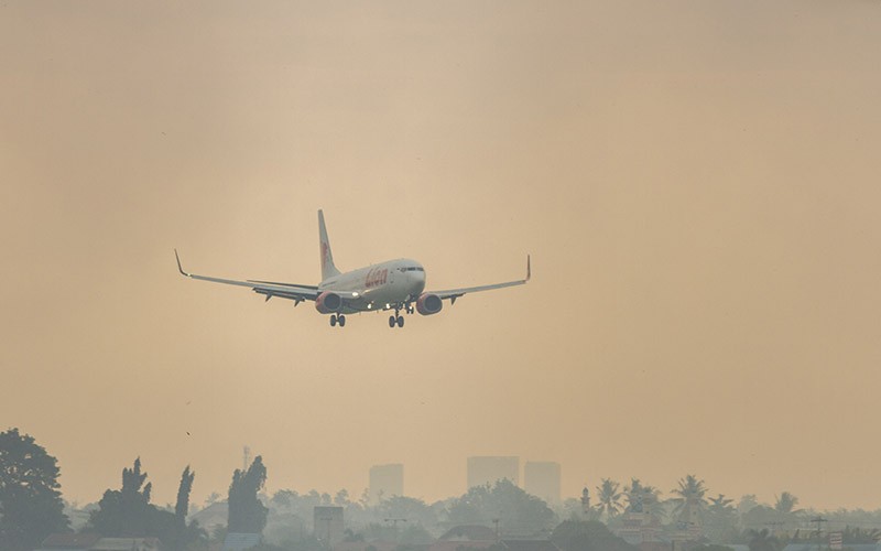 Pesawat Komersial Menembus Kabut Asap akibat Kebakaran Lahan di Kalsel - Bagian 1