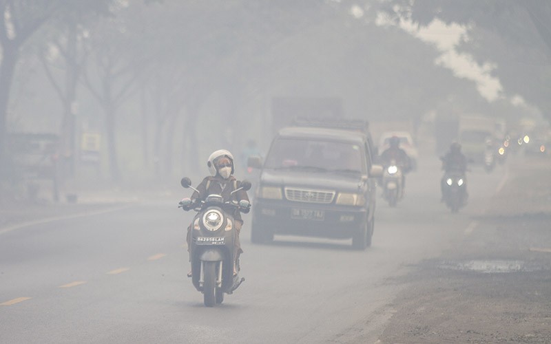 Pesawat Komersial Menembus Kabut Asap akibat Kebakaran Lahan di Kalsel - Bagian 2