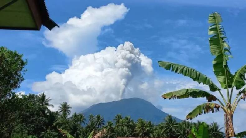 Erupsi, Gunung Ibu Muntahkan Abu Setinggi 1.000 Meter