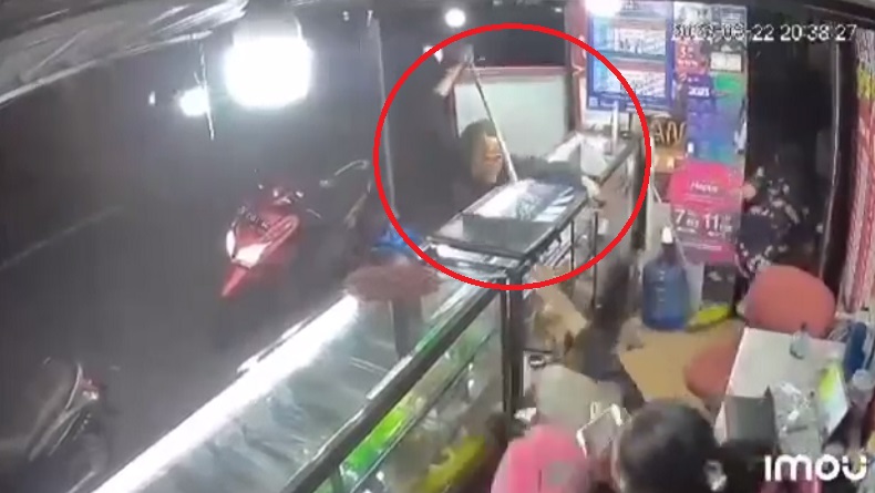 Ngeri, Pria Serang Sejumlah Wanita di Konter Pulsa Parepare Pakai Kayu