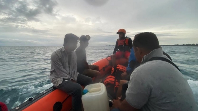 Sampan Penyeberangan Putus, 5 Nelayan Nias Terjebak di Bagan Pancang Pantai Basaro