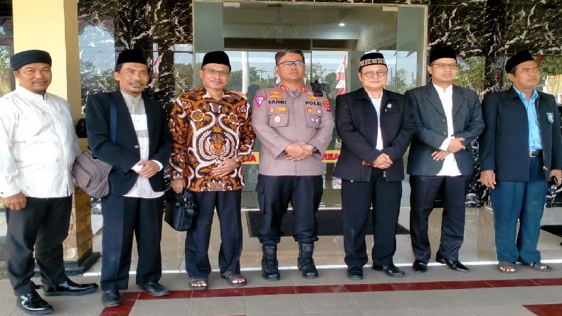 title MUI Pusat dan Polres Indramayu Bahas Masalah Ponpes Al-Zaytun, Sebut Ada Fakta Baru MUI Pusat dan Polres Indramayu Bahas Masalah Ponpes Al-Zaytun, Sebut Ada Fakta Baru