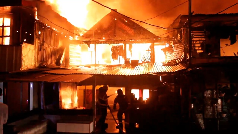 Kebakaran di Makassar, 3 Rumah dan Gudang Ban Bekas Ludes Dilalap Api