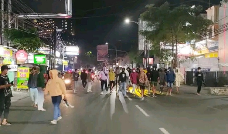 Mencekam, Sekelompok Orang Bawa Sajam Buru Pelaku Pembunuhan Mahasiswa di Malang 