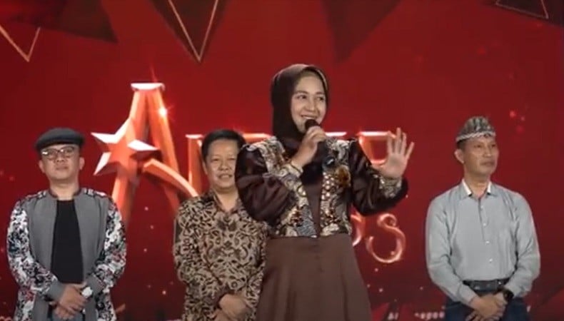 Berikan Cenderamata di Konser Ambyar Awards Mojokerto, Waketum Partai Perindo: Salam Hormat Ibu Wali Kota