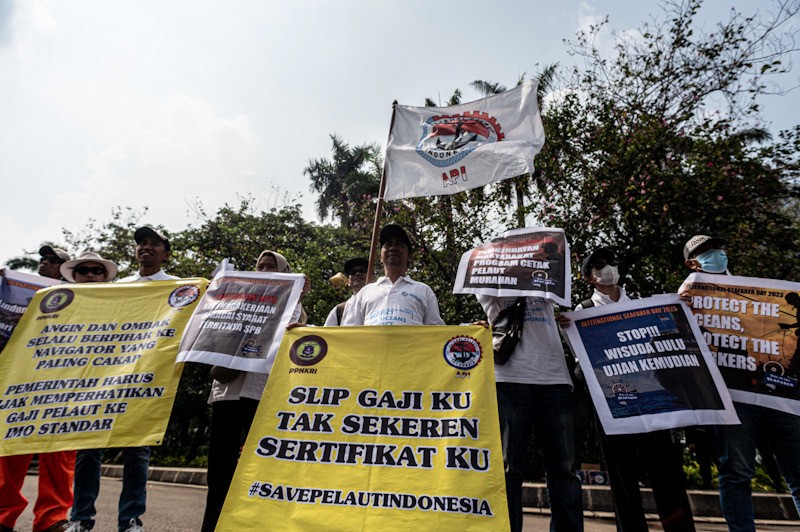 Pelaut Indonesia Unjuk Rasa Tuntut Peningkatan Standar Gaji - Bagian 2