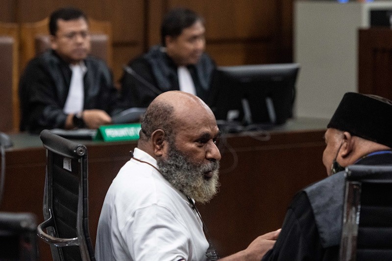 Ekspresi Lukas Enembe Eksepsi Ditolak Majelis Hakim - Bagian 1