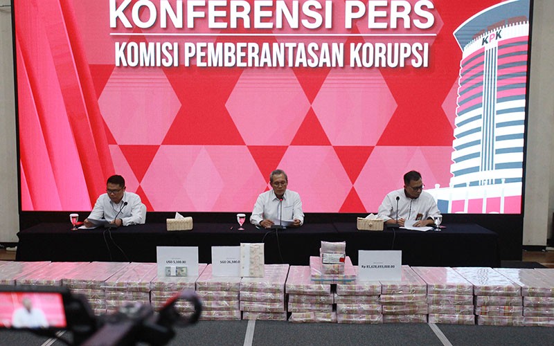 Penampakan Tumpukan Uang Ratusan Miliar Disita dari Lukas Enembe - Bagian 3