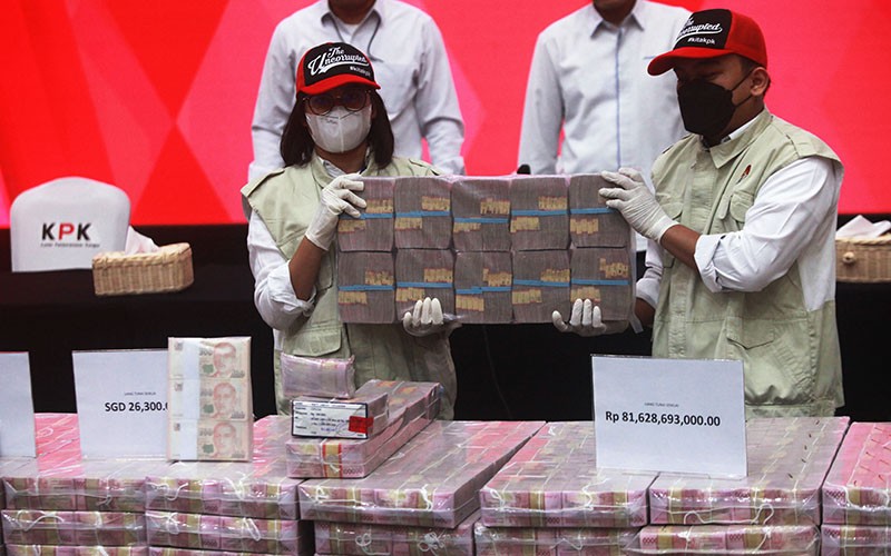 Penampakan Tumpukan Uang Ratusan Miliar Disita dari Lukas Enembe - Bagian 2