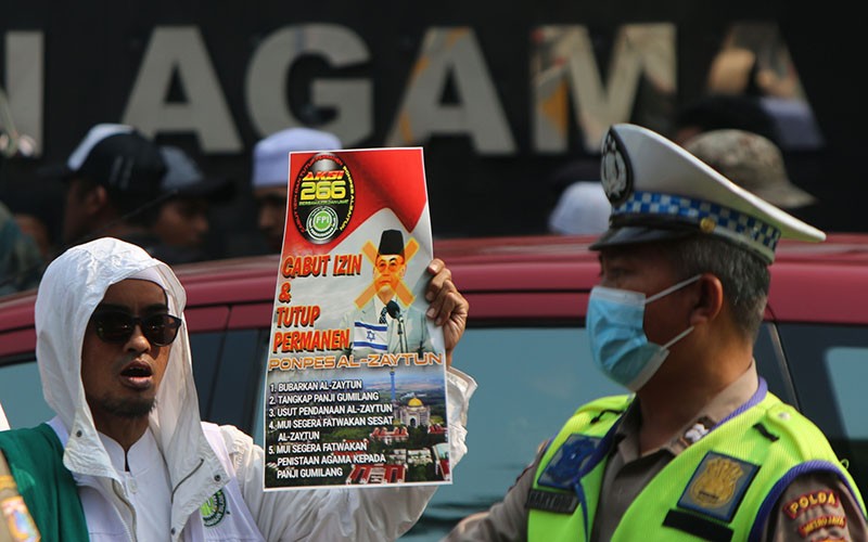 Ratusan Massa Unjuk Rasa Tuntut Ponpes Al Zaytun Ditutup - Bagian 1