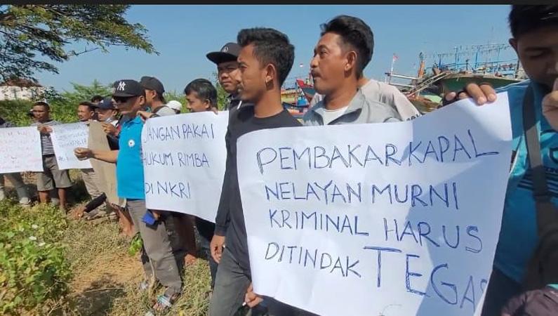 title 2 Kapal Asal Pantura Dibakar di Perairan Pulau Datu Kalbar, Puluhan Nelayan di Pati Protes 2 Kapal Asal Pantura Dibakar di Perairan Pulau Datu Kalbar, Puluhan Nelayan di Pati Protes