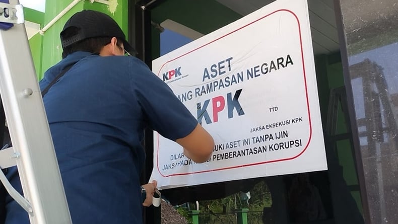 KPK Sambangi Gedung LNC Milik Mantan Rektor Unila Karomani