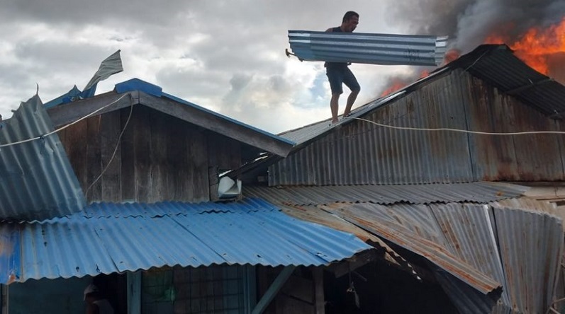 title Kebakaran di Merauke, 6 Rumah Warga Hangus Dilalap Api Kebakaran di Merauke, 6 Rumah Warga Hangus Dilalap Api