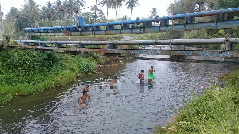 Kegembiraan Anak-anak Lereng Gunung Slamet Mandi Di Sungai Yang Airnya ...