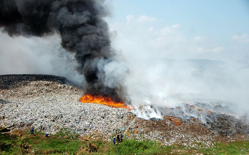 2 Hektare Perbukitan Sampah TPA Tegal Kebakaran - Bagian 1
