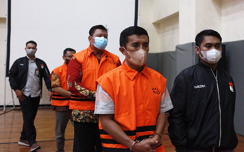 KPK Tahan 3 Pejabat Kabupaten Pemalang - Bagian 1