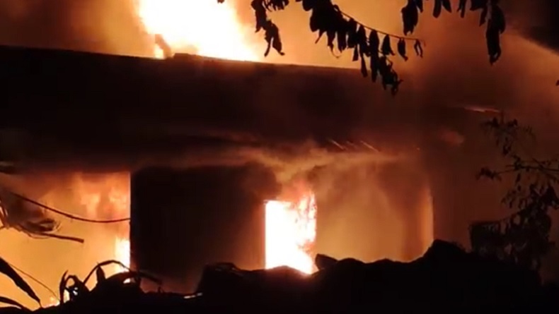 Kebakaran Hebat di OKU, 2 Rumah Diduga Gudang Penimbunan BBM Oplosan Hangus