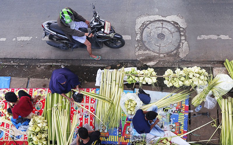 Berkah Pedagang Kulit Ketupat Jelang Idul Adha 1444 H - Bagian 1