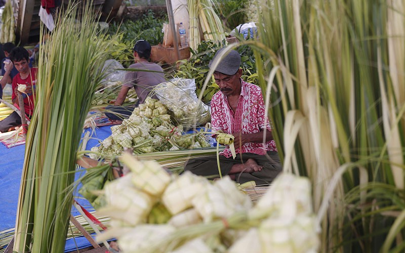 Berkah Pedagang Kulit Ketupat Jelang Idul Adha 1444 H - Bagian 2
