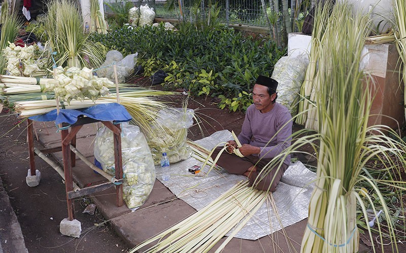 Berkah Pedagang Kulit Ketupat Jelang Idul Adha 1444 H - Bagian 4
