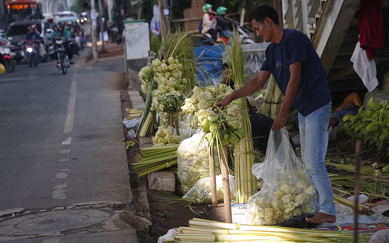 Berkah Pedagang Kulit Ketupat Jelang Idul Adha 1444 H - Bagian 3