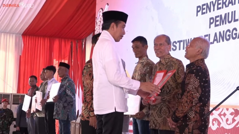 title Presiden Jokowi: Keluarga Korban Pelanggaran HAM Berat di Aceh Dapat Pelatihan hingga Bantuan Presiden Jokowi: Keluarga Korban Pelanggaran HAM Berat di Aceh Dapat Pelatihan hingga Bantuan