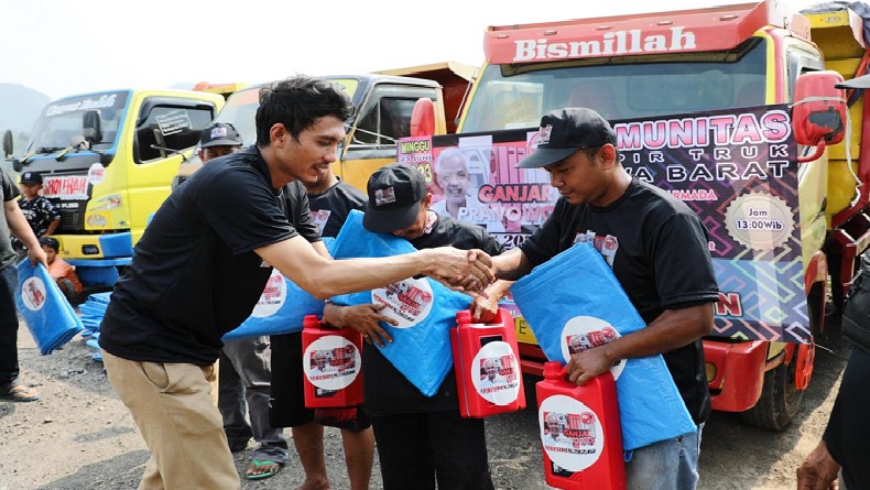 Sopir Truk di Cirebon Semringah Dapat Terpal dan Oli Bergambar Ganjar Pranowo