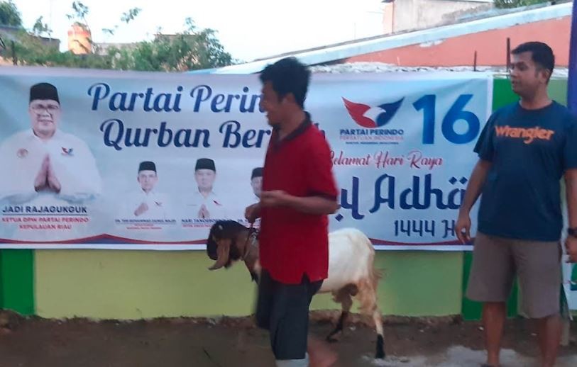 DPW Partai Perindo Kepri Serahkan Hewan Kurban ke Masjid dan Musala di Batam