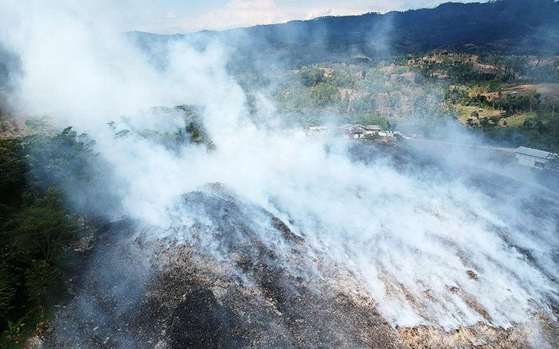 Kebakaran Lahan Sampah TPA Tegal Meluas - Bagian 2