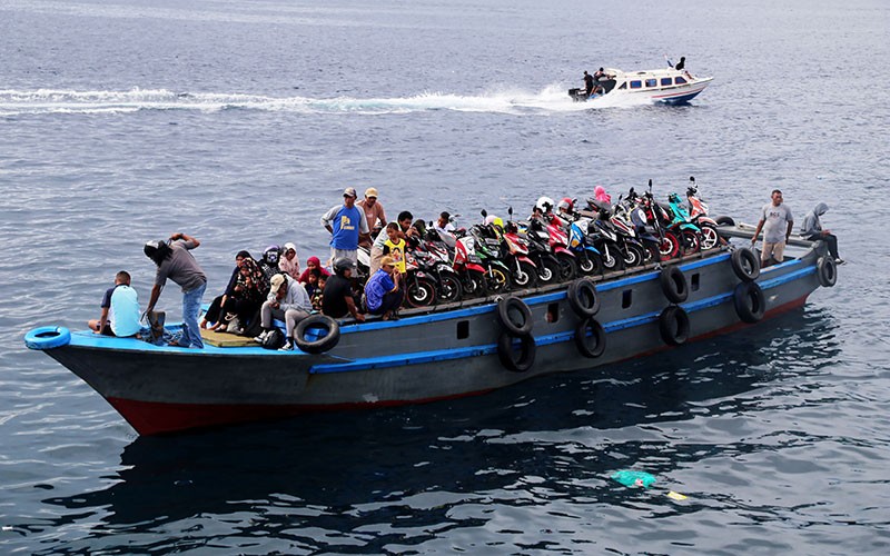 Warga Kota Ternate Mudik Idul Adha Naik Kapal Kayu - Bagian 1