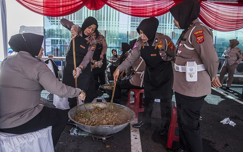 Polres Cimahi Masak 300 Paket Rendang untuk Dibagikan ke Masyarakat - Bagian 2