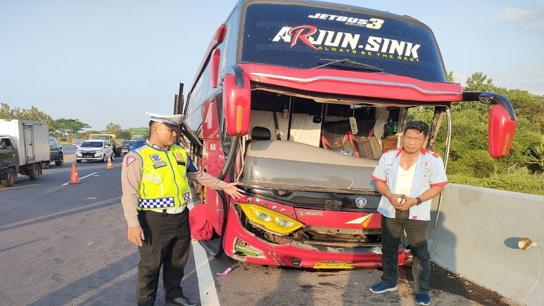 Kecelakaan Di Tol Cipali Hari Ini, Bus Agramas Oleng Tabrak Pembatas 1 ...