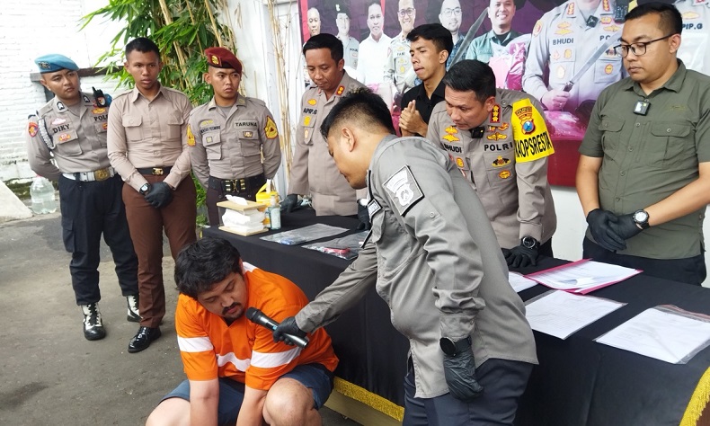 title Dilaporkan Hilang, Pria di Malang Justru Ditangkap Polisi gegara Penipuan Rp69 Miliar Dilaporkan Hilang, Pria di Malang Justru Ditangkap Polisi gegara Penipuan Rp69 Miliar