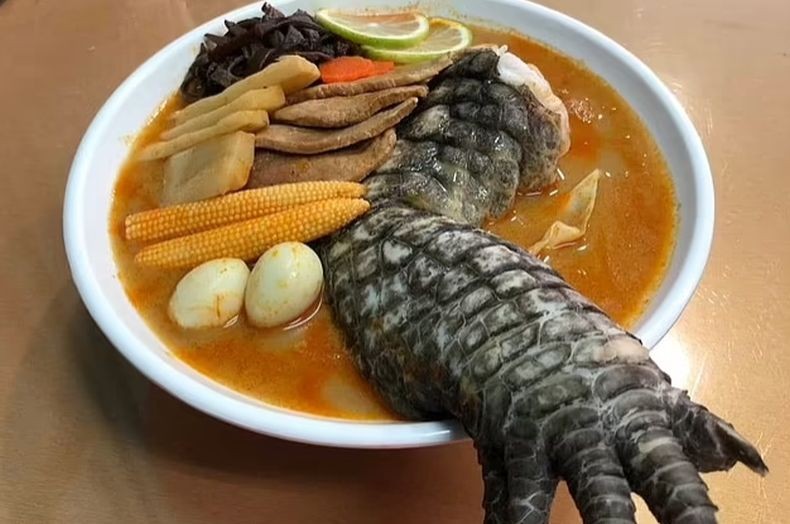Restoran Ini Menghidangkan Ramen dengan Kaki Buaya Terjelir, Berani Mencuba?
