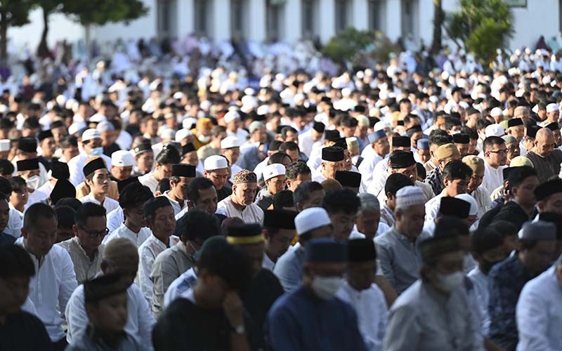 Ribuan Umat Muslim Sholat Idul Adha 1444 H di Masjid Agung Al Azhar  - Bagian 2