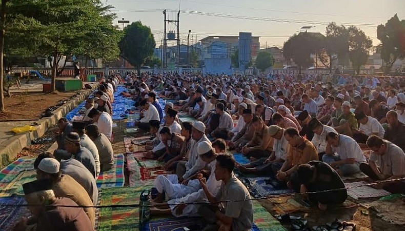 title Takbir Bergema, Warga Muhammadiyah Bandarlampung Sholat Idul Adha di Lapangan Kalpataru Kemiling Takbir Bergema, Warga Muhammadiyah Bandarlampung Sholat Idul Adha di Lapangan Kalpataru Kemiling