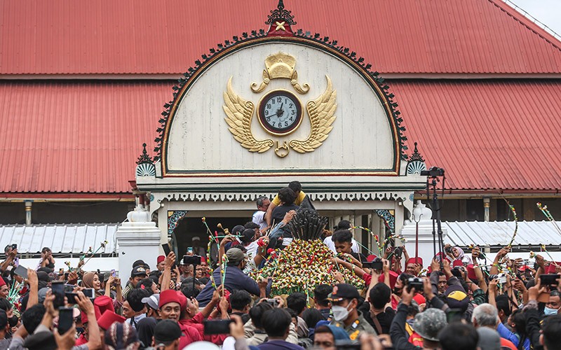 Berebut Gunungan Berisi Hasil Bumi saat Grebeg Besar di Masjid Kauman Yogyakarta - Bagian 2