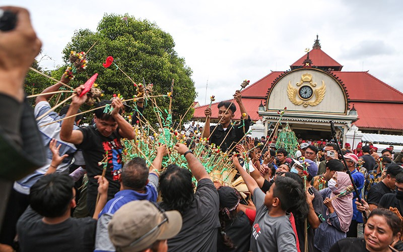 Berebut Gunungan Berisi Hasil Bumi saat Grebeg Besar di Masjid Kauman Yogyakarta - Bagian 3