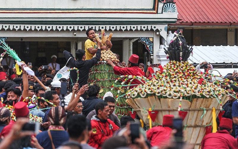 Berebut Gunungan Berisi Hasil Bumi saat Grebeg Besar di Masjid Kauman Yogyakarta - Bagian 1