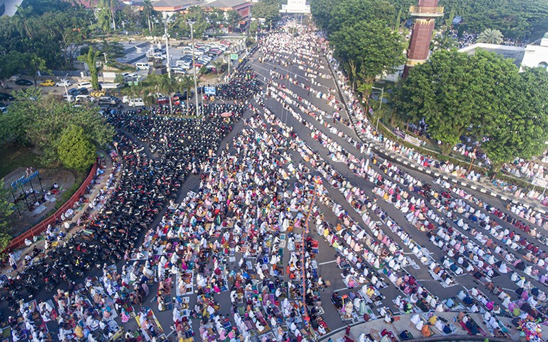 Jalanan Kota Palembang Dipenuhi Umat Islam Laksanakan Sholat Idul Adha - Bagian 2