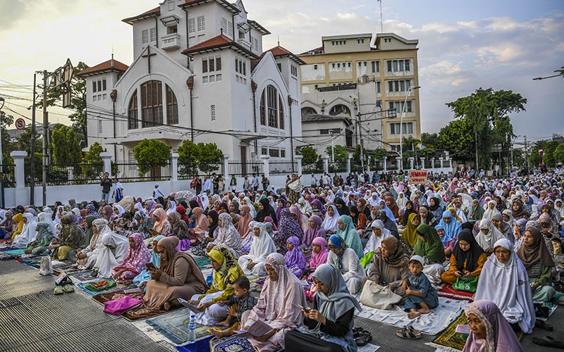 Ribuan Umat Muslim Sholat Idul Fitri 1444 H di Samping Gereja Jatinegara - Bagian 3