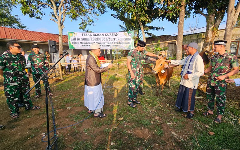 Korem 061 Surya Kencana Bogor Salurkan 54 Hewan Kurban di Wilayah Gempa Cianjur - Bagian 2