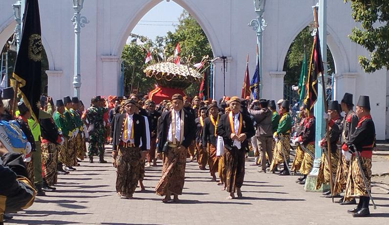 title Grebeg Besar, Ratusan Prajurit dan Abdi Dalem Keraton Arak 2 Gunungan ke Masjid Agung Solo Grebeg Besar, Ratusan Prajurit dan Abdi Dalem Keraton Arak 2 Gunungan ke Masjid Agung Solo