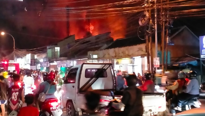 Gudang Mebel di Warung Lobak Katapang Bandung Terbakar Hebat
